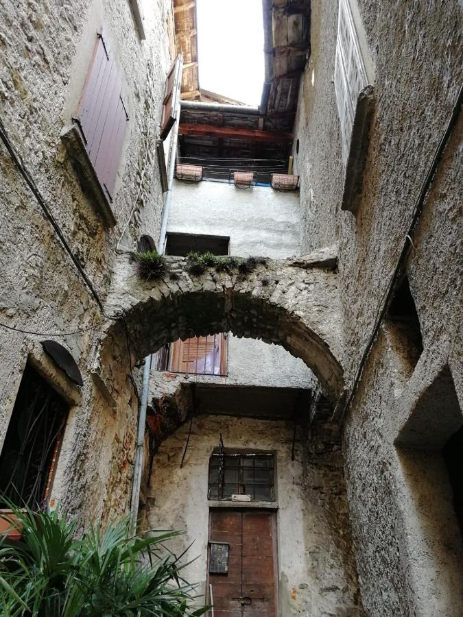 L'Antico Borgo, Un Mix Di Storia E Romanticismo Villa Lierna Luaran gambar