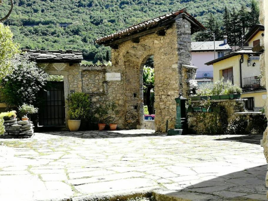 L'Antico Borgo, Un Mix Di Storia E Romanticismo Villa Lierna Luaran gambar